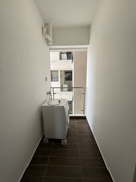Servis Apartment untuk Disewa di Kings Bay @ Country Garden Danga Bay - Florence Hong - Balcony - PropertyGuru.com.my