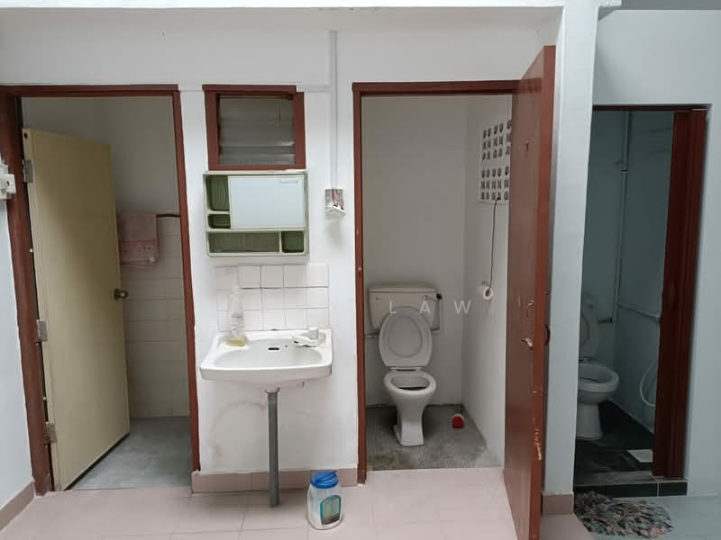 Rumah Teres 1 Tingkat untuk Disewa di Taman Century (Johor Bahru) - Savy Law - Bathroom - PropertyGuru.com.my