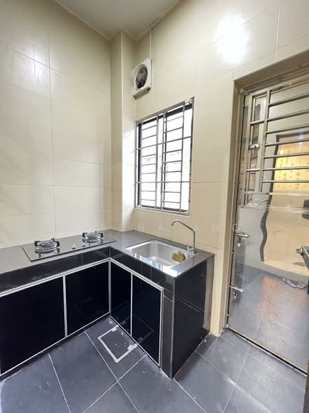 1.5-storey Terraced House for Sale in Taman Molek (Johor Bahru) - Shasha Ang - Kitchen - PropertyGuru.com.my