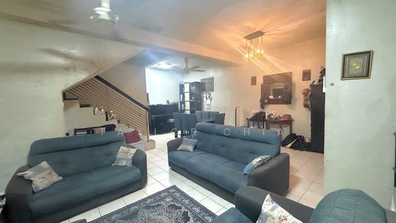 2-storey Terraced House for Sale in Bandar Putra Permai (Seri Kembangan) - Taylor Chia - Living Room - PropertyGuru.com.my