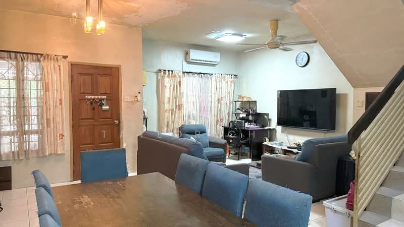 2-storey Terraced House for Sale in Bandar Putra Permai (Seri Kembangan) - Taylor Chia - Living Room - PropertyGuru.com.my