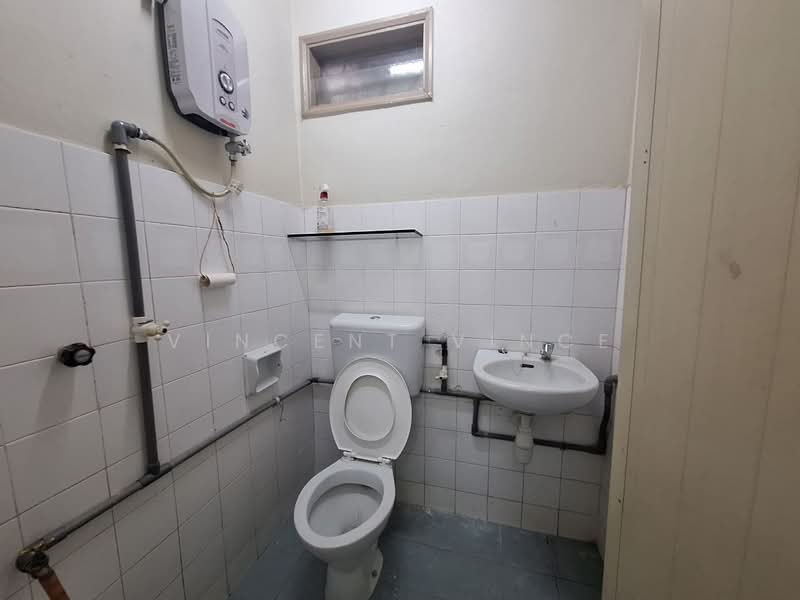 Rumah Teres 2 Tingkat untuk Disewa di Taman Bukit Belimbing (Balakong) - Vincent Vince - Bathroom - PropertyGuru.com.my