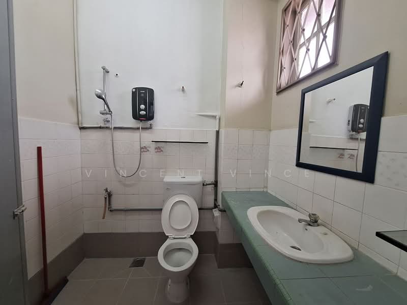 Rumah Teres 2 Tingkat untuk Disewa di Taman Bukit Belimbing (Balakong) - Vincent Vince - Bathroom - PropertyGuru.com.my