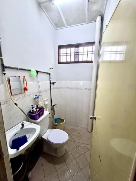 1-storey Terraced House for Sale in Taman Tanjung Puteri Resort (Pasir Gudang) - Jessica Boey - Bathroom - PropertyGuru.com.my