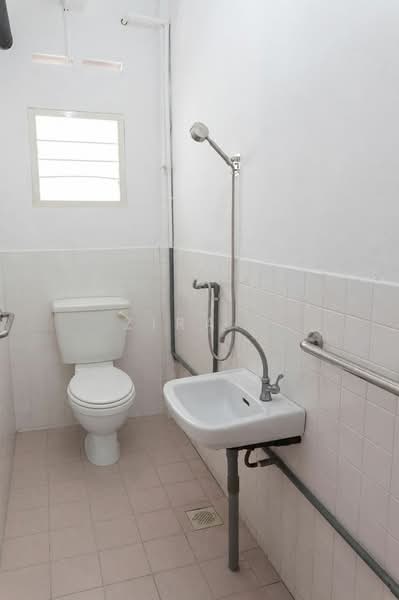 2-storey Terraced House for Sale in Taman Kluang (Kluang) - Zira . - Bathroom - PropertyGuru.com.my