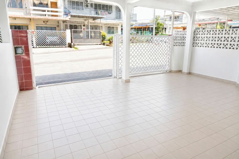 2-storey Terraced House for Sale in Taman Kluang (Kluang) - Zira . - Exterior - PropertyGuru.com.my