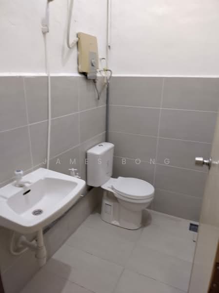 Flat for Rent at Taman Johor Jaya - James Bong - Bathroom - PropertyGuru.com.my