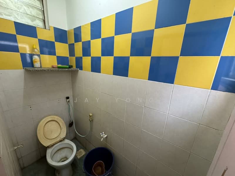 Rumah Flat untuk Dijual di Lestari Apartment - Jay Yong - Bathroom - PropertyGuru.com.my