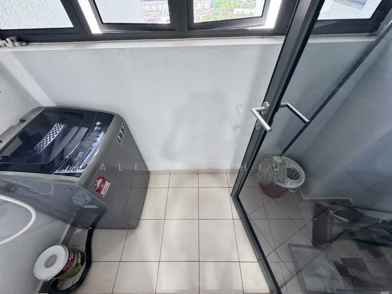 Servis Apartment untuk Dijual di United Point (Residensi Berpadu) - Alison Chiu - Balcony - PropertyGuru.com.my