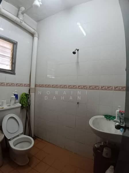 Rumah Teres untuk Dijual di Seksyen 32, Kemuning Green Ville (Shah Alam) - Noraini Dahan - Bathroom - PropertyGuru.com.my