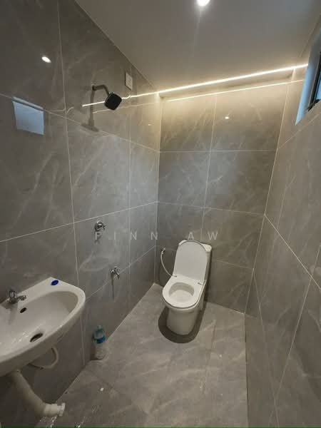Rumah Teres 1 Tingkat untuk Dijual di Taman Bukit Kempas (Tampoi) - Finn Aw - Bathroom - PropertyGuru.com.my