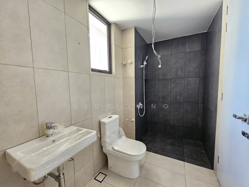 Rumah Teres 3 Tingkat untuk Dijual di Taman Bukit Serdang (Seri Kembangan) - Nick Yong - Bathroom - PropertyGuru.com.my