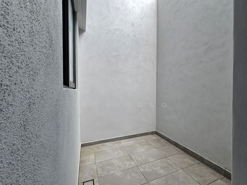 Rumah Teres 3 Tingkat untuk Dijual di Taman Bukit Serdang (Seri Kembangan) - Nick Yong - Balcony - PropertyGuru.com.my