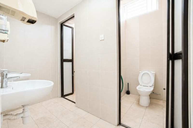 Factory for Sale in Taman Perindustrian Tanah Tampoi (Tampoi) - M.J Zairin - Bathroom - PropertyGuru.com.my