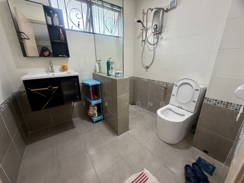 Rumah Teres 2.5 Tingkat untuk Dijual di Taman Bukit Serdang (Seri Kembangan) - Nick Yong - Bathroom - PropertyGuru.com.my