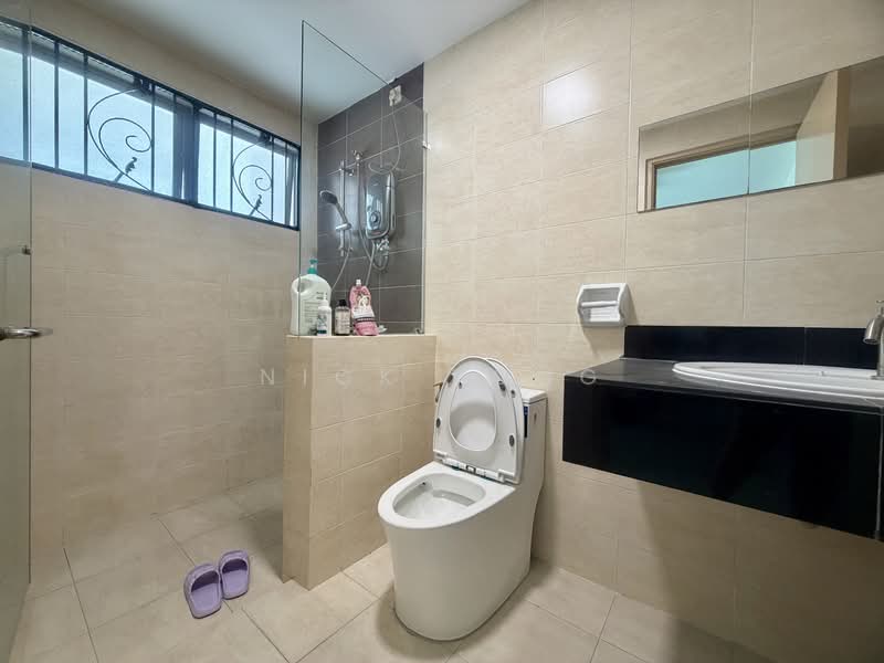 Rumah Teres 2.5 Tingkat untuk Dijual di Taman Bukit Serdang (Seri Kembangan) - Nick Yong - Bathroom - PropertyGuru.com.my