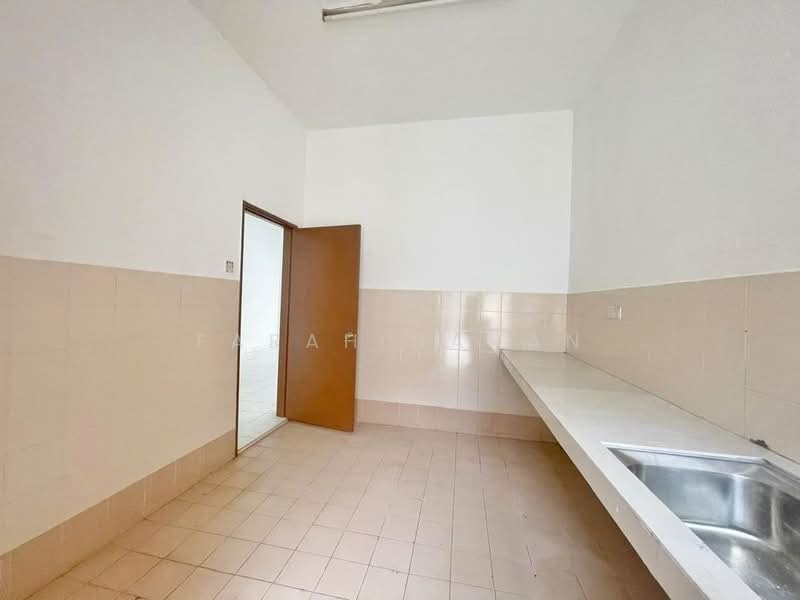 2.5-storey Terraced House for Rent in Taman Desa Karunmas (Balakong) - Farah Hanan - Kitchen - PropertyGuru.com.my