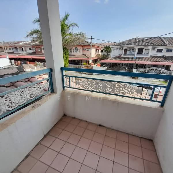 Semi-Detached House for Sale in Gunung Rapat (Ipoh) - Lee Muzi - Balcony - PropertyGuru.com.my