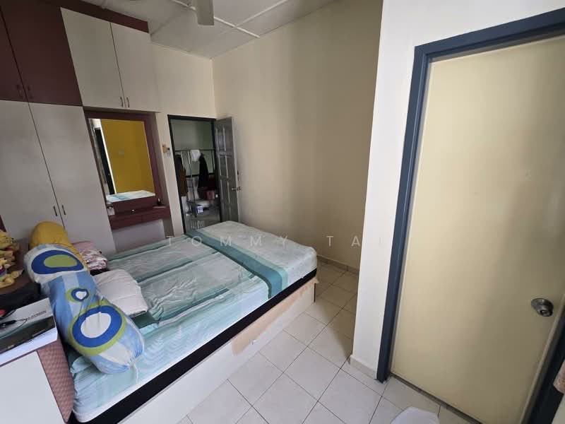 2-storey Terraced House for Sale in Taman Desa Cemerlang (Ulu Tiram) - Tommy Tai - Bedroom - PropertyGuru.com.my