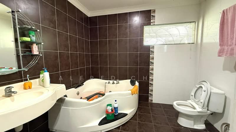 Rumah Banglo untuk Dijual di Taman Satria Jaya (Kuching) - Alfred Chua - Bathroom - PropertyGuru.com.my