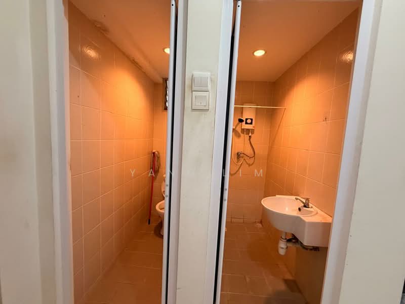 Pangsapuri untuk Disewa di Taman Bukit Erskine - Yang Lim - Bathroom - PropertyGuru.com.my