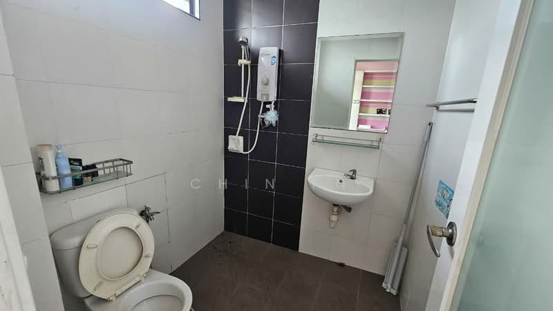 Rumah Berkembar untuk Dijual di Taman Desa Cheng Perdana 1 (Cheng) - CHIN FN - Bathroom - PropertyGuru.com.my
