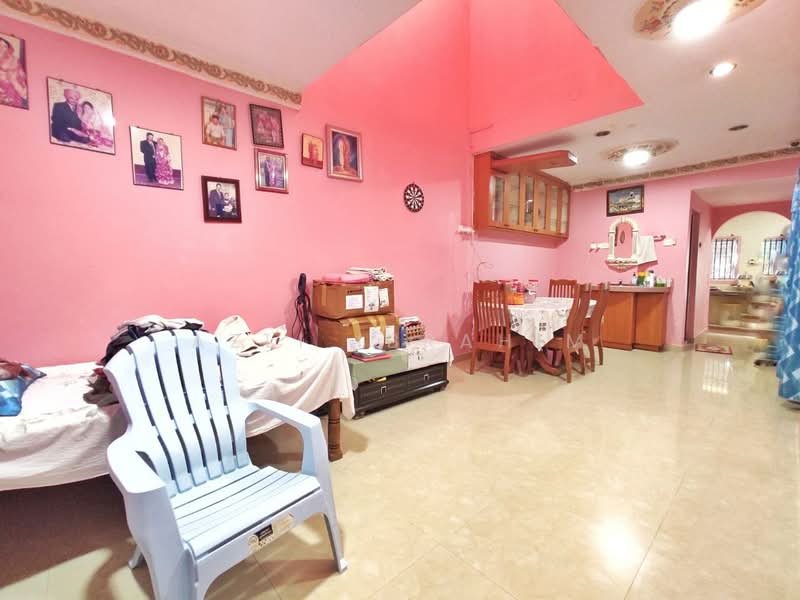 Rumah Teres 1 Tingkat untuk Dijual di Taman Sri Serdang (Seri Kembangan) - Azli Ibrahim - Living Room - PropertyGuru.com.my