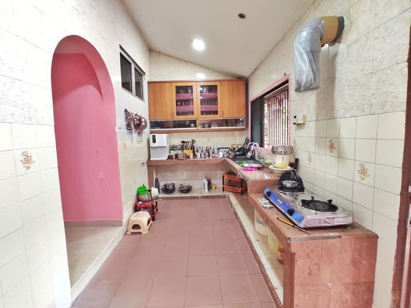 Rumah Teres 1 Tingkat untuk Dijual di Taman Sri Serdang (Seri Kembangan) - Azli Ibrahim - Kitchen - PropertyGuru.com.my