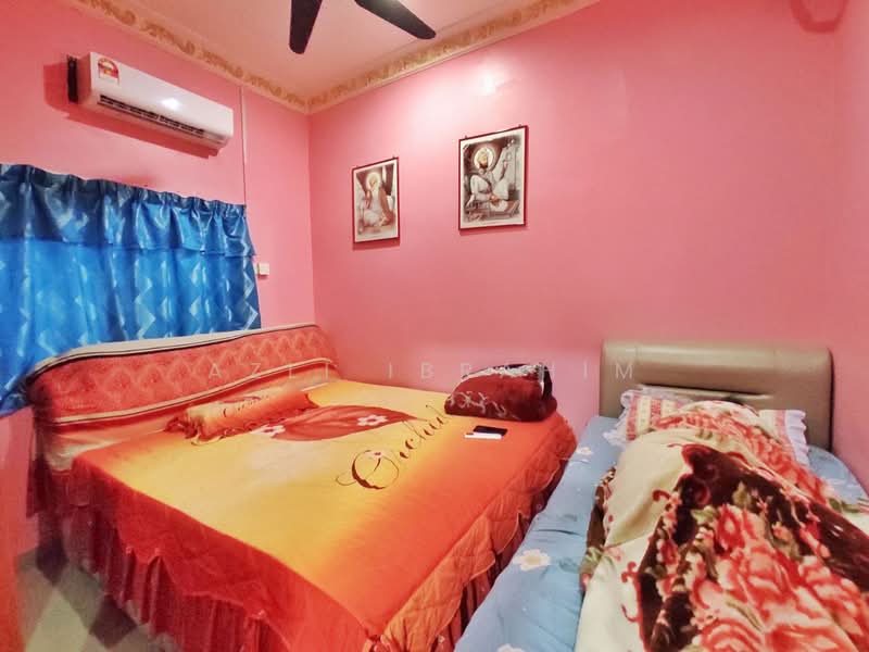 Rumah Teres 1 Tingkat untuk Dijual di Taman Sri Serdang (Seri Kembangan) - Azli Ibrahim - Bedroom - PropertyGuru.com.my