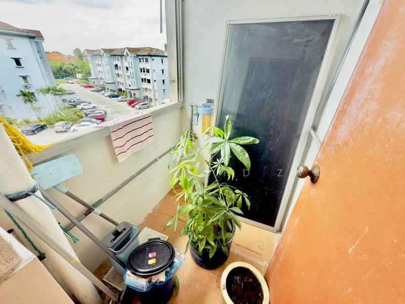 Pangsapuri untuk Dijual di Keranji Apartments - Danial Mohd Zaki - Balcony - PropertyGuru.com.my