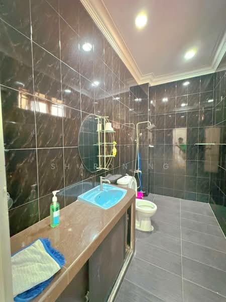 Semi-Detached House for Sale in Taman Johor Jaya (Johor Bahru) - Sharon Ng - Bathroom - PropertyGuru.com.my