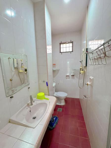 Semi-Detached House for Sale in Taman Johor Jaya (Johor Bahru) - Sharon Ng - Bathroom - PropertyGuru.com.my