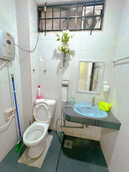 Semi-Detached House for Sale in Taman Johor Jaya (Johor Bahru) - Sharon Ng - Bathroom - PropertyGuru.com.my
