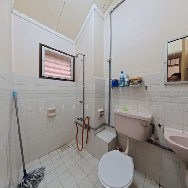 Rumah Teres 2 Tingkat untuk Dijual di Bandar Kinrara (Selangor) - Adrian Leong - Bathroom - PropertyGuru.com.my