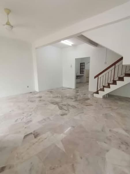 Rumah Teres untuk Dijual di Bandar Putra Permai (Seri Kembangan) - Vincent Yeoh - Living Room - PropertyGuru.com.my