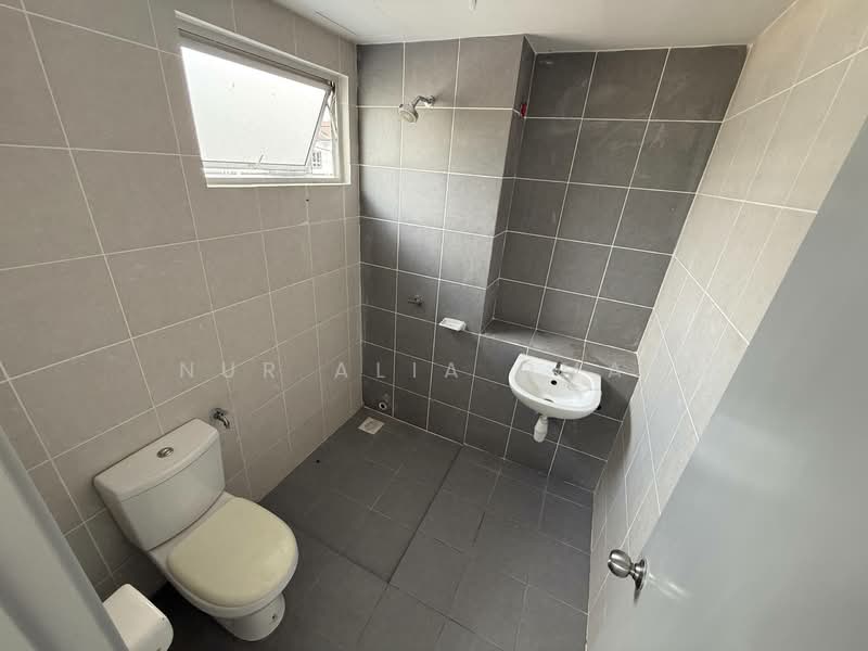 Servis Apartment untuk Dijual di Renai Jelutong - Nur Alia Omar - Bathroom - PropertyGuru.com.my