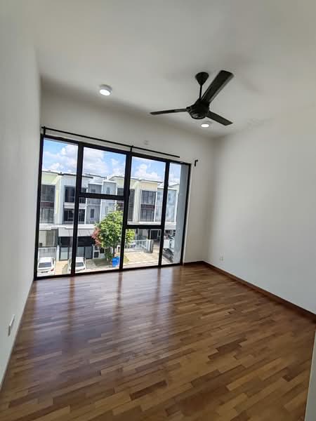 Rumah Teres untuk Dijual di Setia Utama (Setia Alam) - J J - View - PropertyGuru.com.my