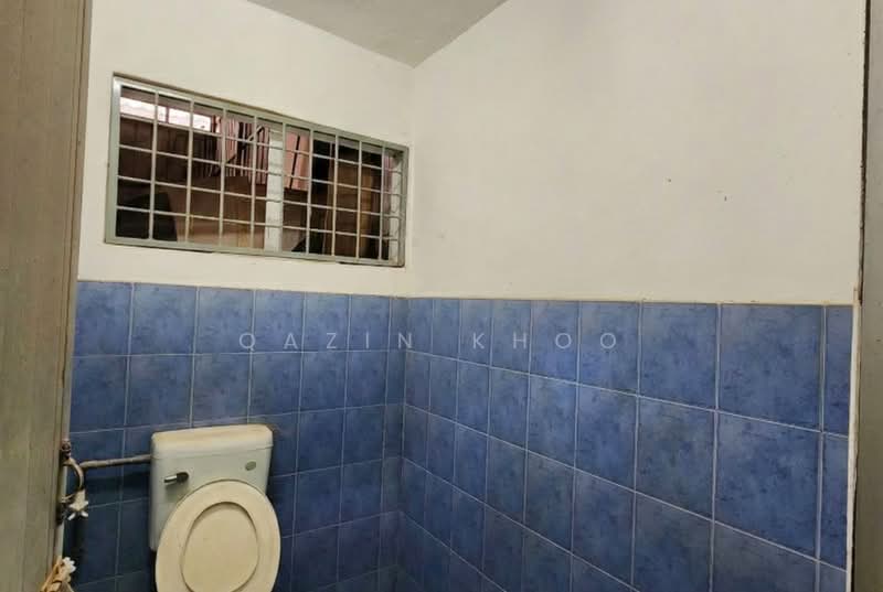 Shop for Rent in Chemor (Perak) - Qazin Khoo - Bathroom - PropertyGuru.com.my