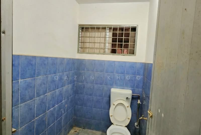 Shop for Rent in Chemor (Perak) - Qazin Khoo - Bathroom - PropertyGuru.com.my