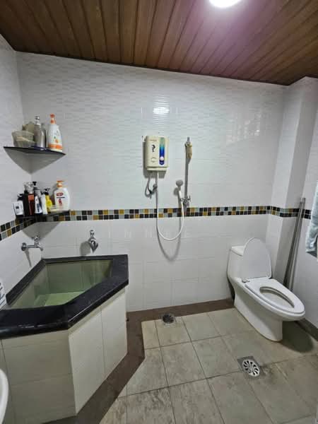 1.5-storey Terraced House for Sale in Taman Iping (Batu Maung) - Xinnee . - Bathroom - PropertyGuru.com.my