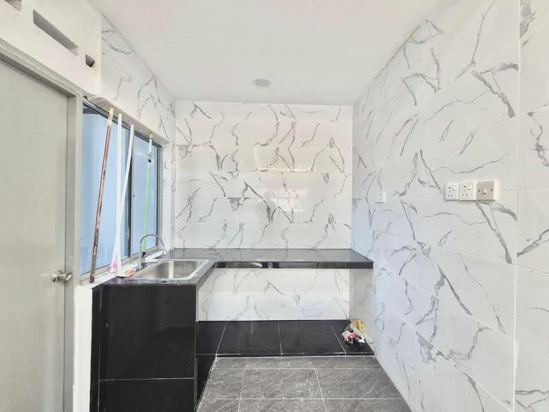 Rumah Flat untuk Dijual di Taman Pulai Utama - Han Yong Ang - Kitchen - PropertyGuru.com.my