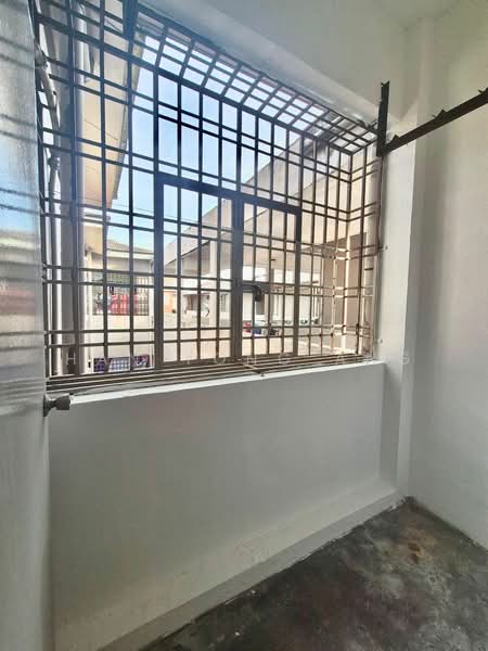 Rumah Flat untuk Dijual di Taman Pulai Utama - Han Yong Ang - Balcony - PropertyGuru.com.my