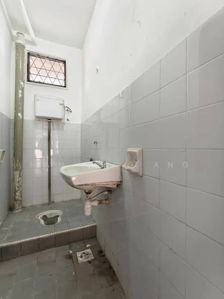 Semi-Detached House for Sale in Taman Bukit Kempas (Tampoi) - Han Yong Ang - Bathroom - PropertyGuru.com.my