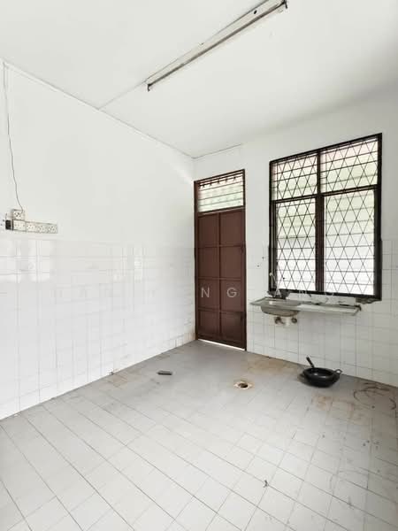 Semi-Detached House for Sale in Taman Bukit Kempas (Tampoi) - Han Yong Ang - Kitchen - PropertyGuru.com.my