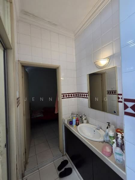 Rumah Teres 2 Tingkat untuk Dijual di Taman Molek (Johor Bahru) - Jennifer Ng - Bathroom - PropertyGuru.com.my