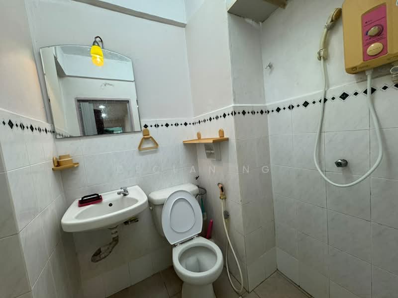 Kondominium untuk Disewa di Azuria Condominium - Declan Ng - Bathroom - PropertyGuru.com.my