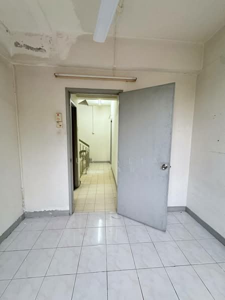 3-storey Terraced House for Sale in Kota Kemuning (Shah Alam) - Nur Alia Omar - Entrance - PropertyGuru.com.my