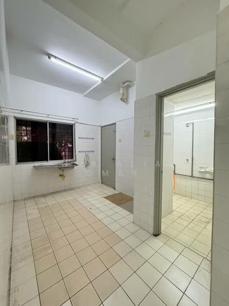 3-storey Terraced House for Sale in Kota Kemuning (Shah Alam) - Nur Alia Omar - Kitchen - PropertyGuru.com.my