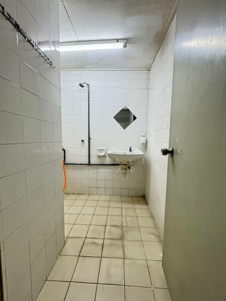 3-storey Terraced House for Sale in Kota Kemuning (Shah Alam) - Nur Alia Omar - Bathroom - PropertyGuru.com.my