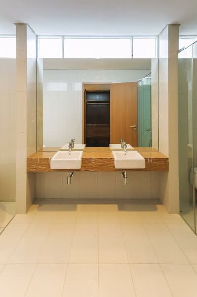 Kondominium untuk Dijual di 8 Gurney (The Shore Condominium) - Irene Goh - Bathroom - PropertyGuru.com.my